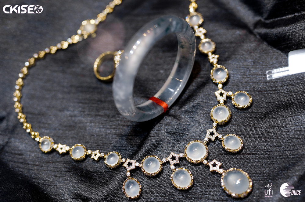 赴一場(chǎng)奇石盛宴 2022中國(guó)昆明國(guó)際石博覽會(huì)今日啟幕，珠寶首飾設(shè)計(jì)大放異彩